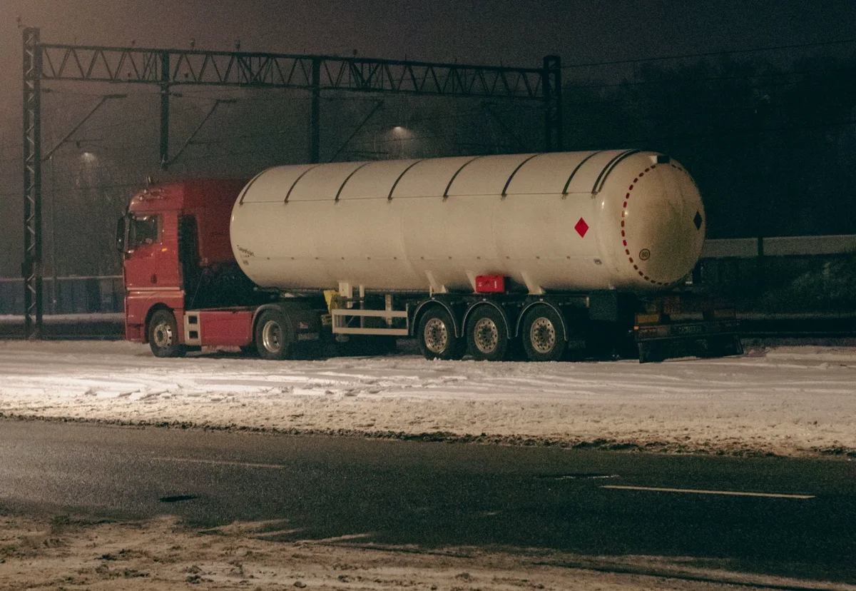 Chemická cisterna na nočnej trase k zákazníkovi
